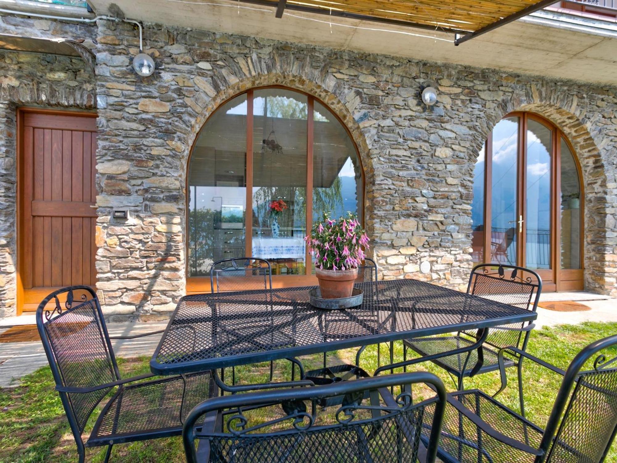 Ferienwohnung Wonderful Flat With Swimming Pool Lift And Garden Gravedona Exterior foto