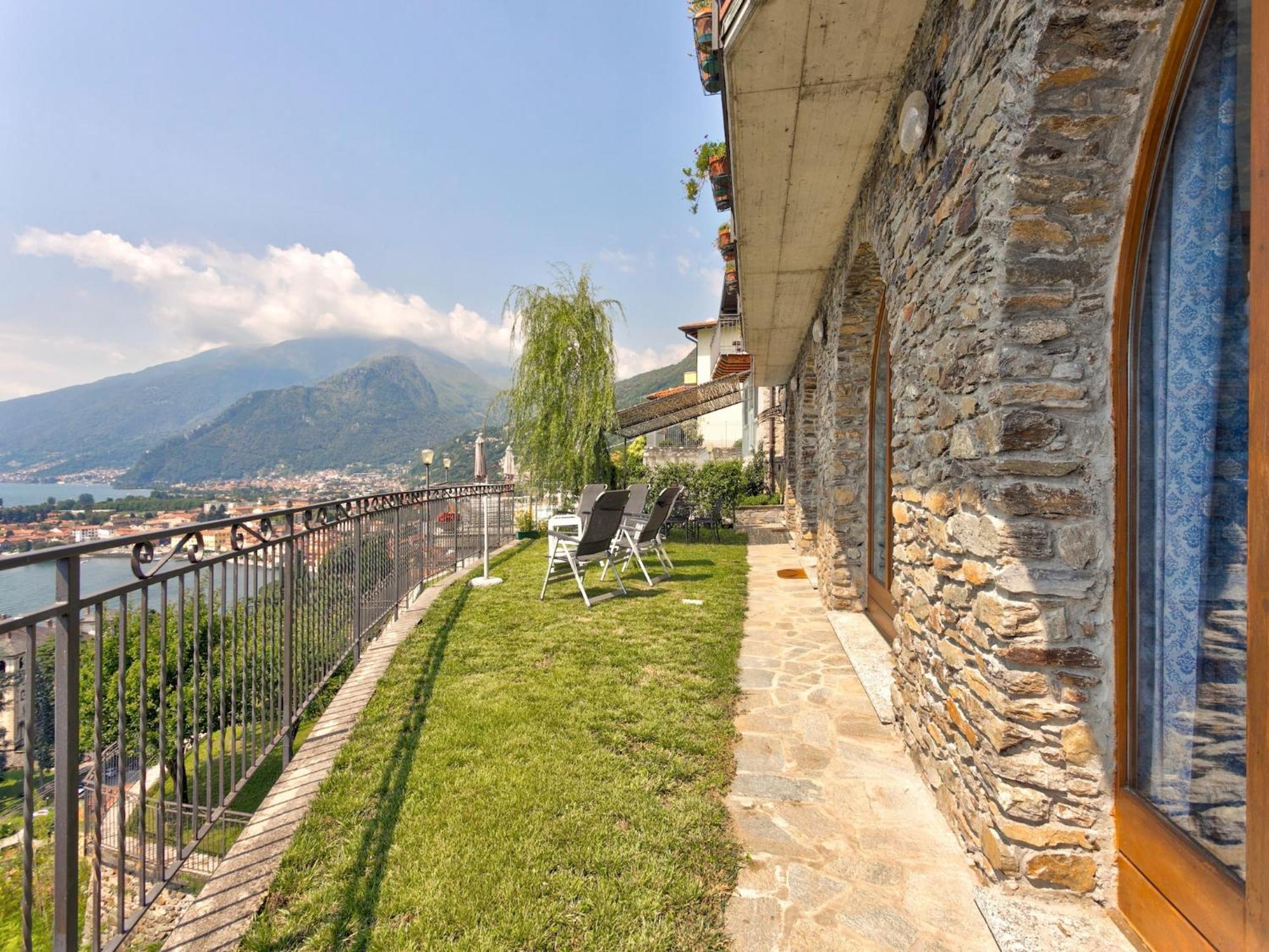 Ferienwohnung Wonderful Flat With Swimming Pool Lift And Garden Gravedona Exterior foto